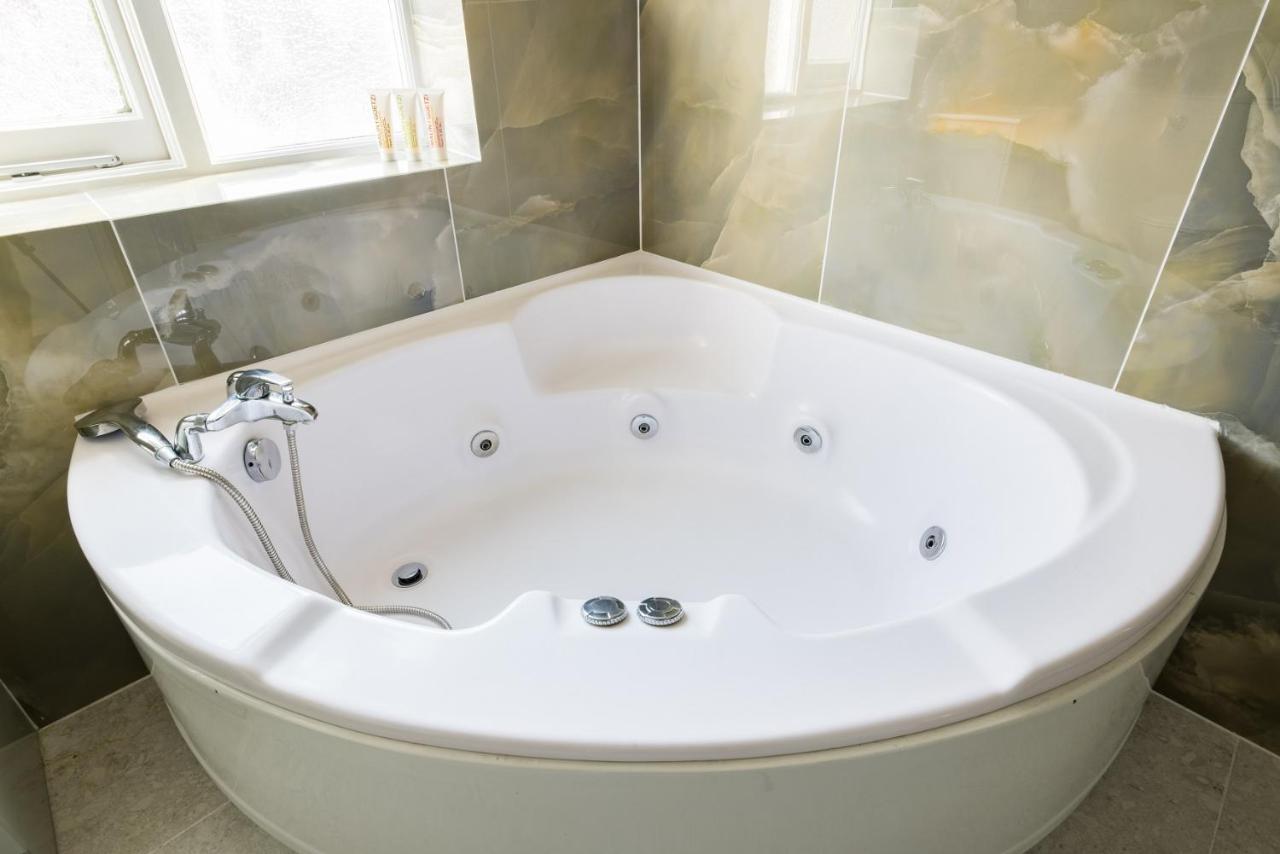 The Sussex Garden Retreat - Elegant 2Bdr Flat Daire Londra Dış mekan fotoğraf